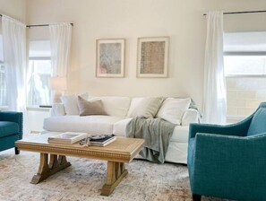 Smart TV, chimenea y libros 