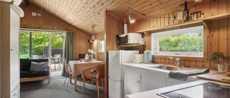 Refrigerador, parrilla de estufa y cafetera y tetera