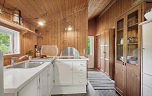 Jääkaappi, liesi, kahvin-/teenkeitin