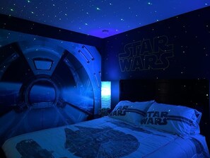 6 Schlafzimmer, Schreibtisch, Bügeleisen/Bügelbrett, Reisekinderbett