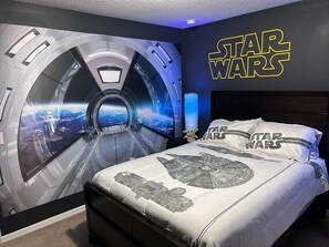6 Schlafzimmer, Schreibtisch, Bügeleisen/Bügelbrett, Reisekinderbett