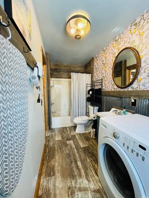 Hair dryer, towels - Charming 1BR riverside cabin in Brainerd, MN. River sunsets, stocked kitchenette, fire pit, 10 min to downtown. Ideal for couples, small families & remote workers seeking a peaceful Up North escape. (Daggett Brook Township)