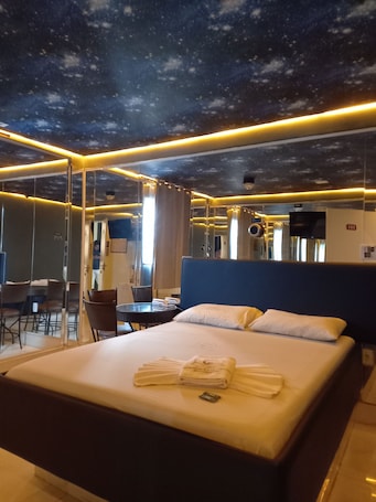 Romantic Room | Champagne service. 1001 prime