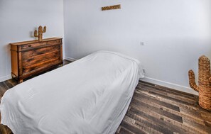 2 bedrooms, iron/ironing board, free WiFi