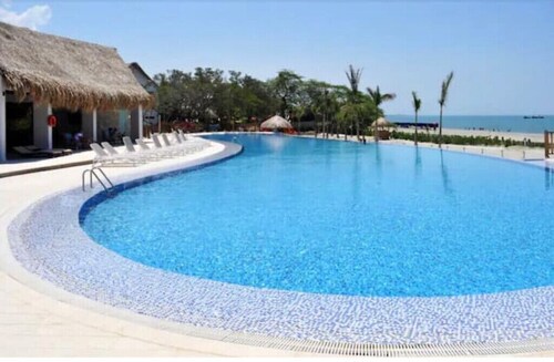 New oceanfront apartment. Beach Club