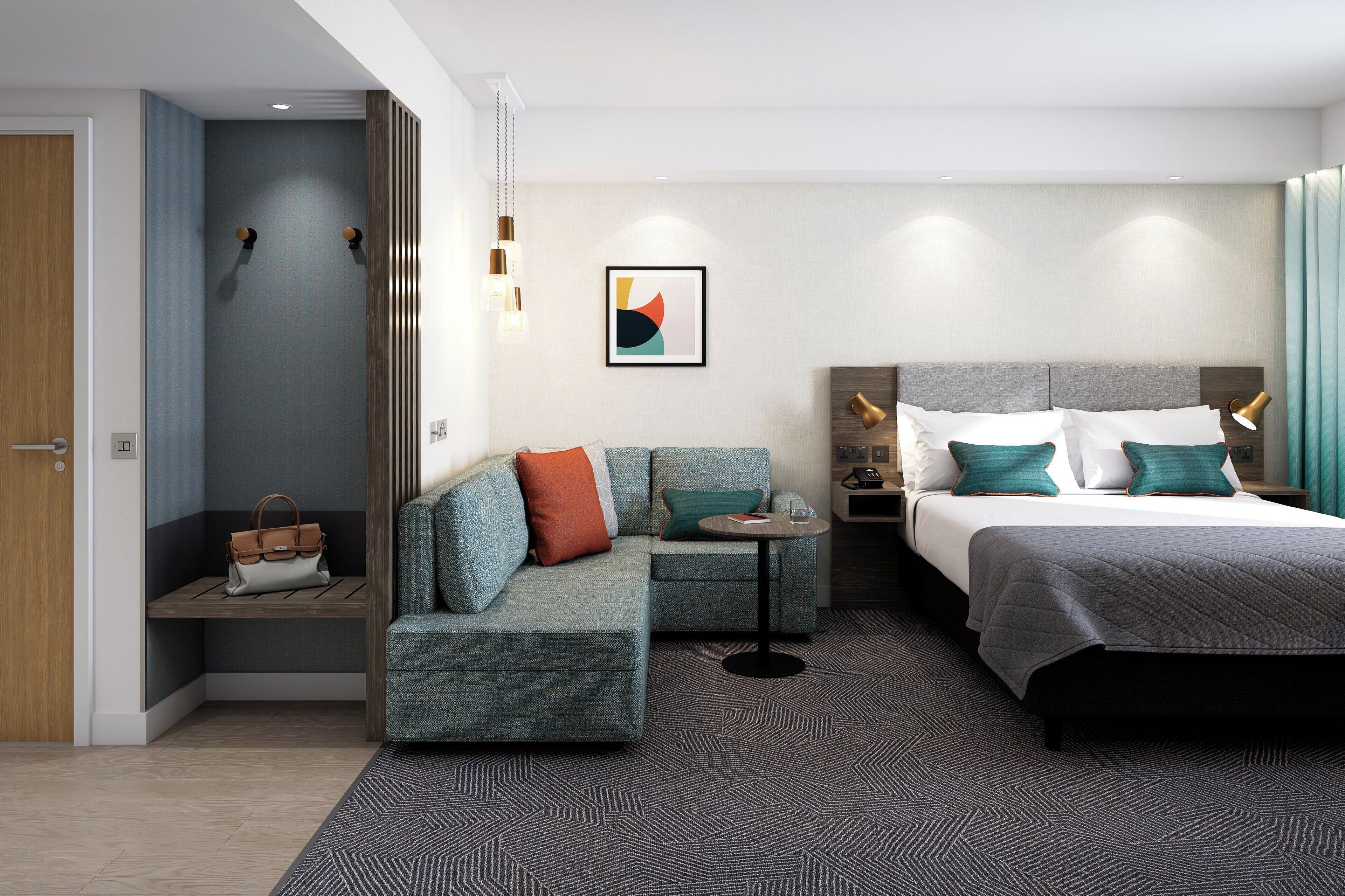 Ein modernes Hotelzimmer mit einem Bett, einer Schlafcouch, einem kleinen Tisch und einer Bank.