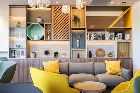 Lobby sitting area. Holiday Inn Dijon Sud Longvic by IHG