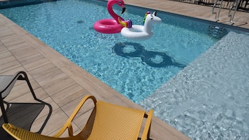 Una piscina al aire libre de temporada