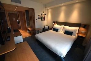 In-room safe, desk, laptop workspace, blackout curtains - Holiday Inn Dijon Sud Longvic by IHG (Longvic)