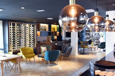 Bar (on property). Holiday Inn Dijon Sud Longvic by IHG