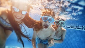 A swimming pool with clear blue water and tiled edges. - Holiday Inn Dijon Sud Longvic by IHG (Longvic)
