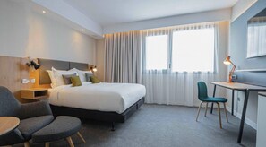 In-room safe, desk, laptop workspace, blackout curtains - Holiday Inn Dijon Sud Longvic by IHG (Longvic)