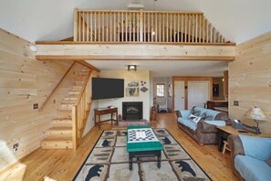 Smart TV, fireplace, video games, table football - 🌟Private 3BR-2BA, Hot Tub,FirePit,Arcade,SmartTVs,FastWiFi, Hear Dolly’s Train🤗 (Pigeon Forge)