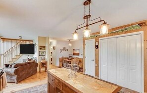 Smart TV, caminetto, videogiochi, tavolo da calcetto