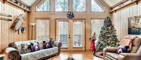 Smart-TV, Kamin, Videospiele, Tischfußball