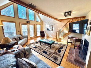 Smart TV, caminetto, videogiochi, tavolo da calcetto