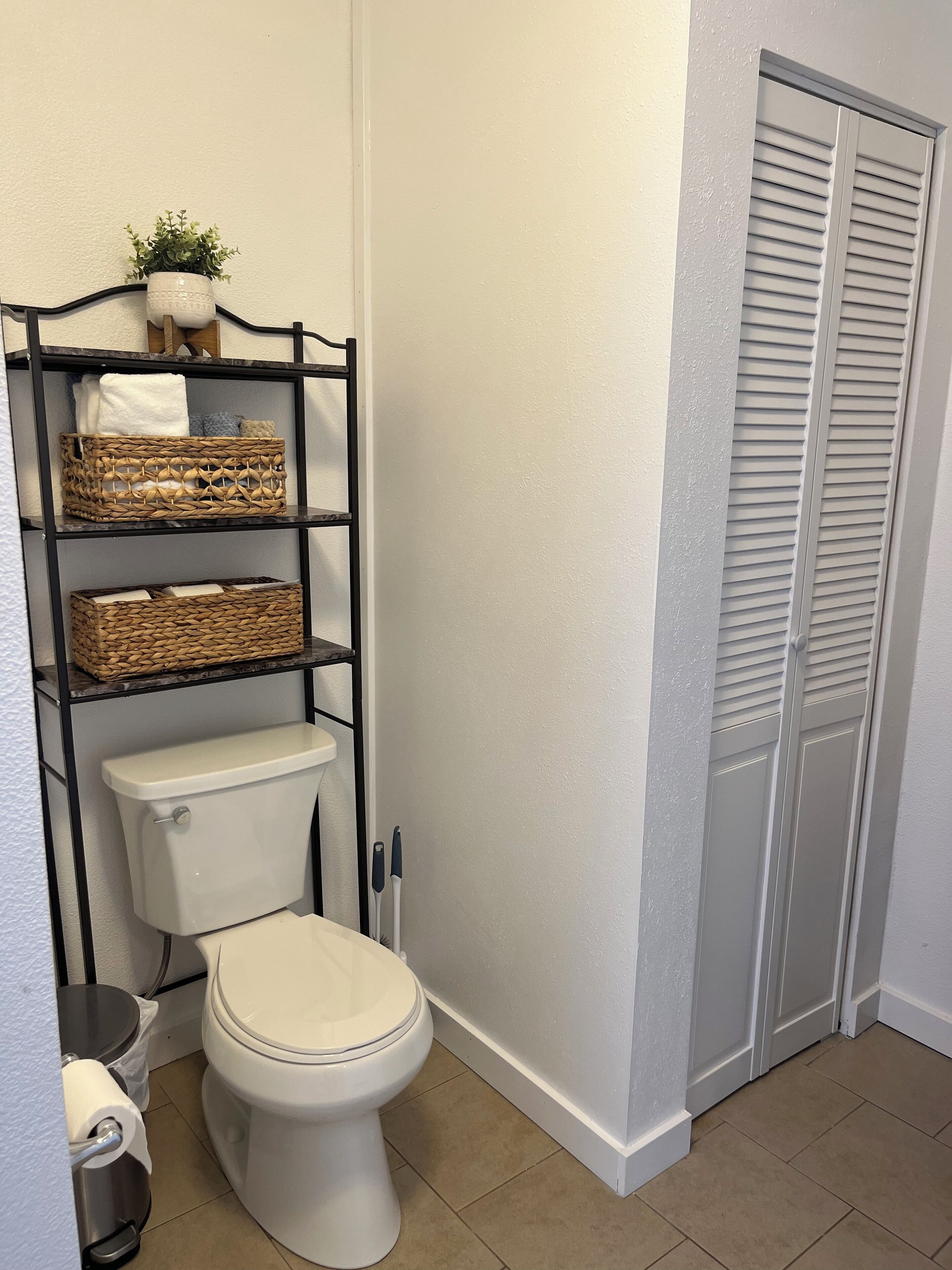 Beautiful Cottage with private fenced yard and fire pit!