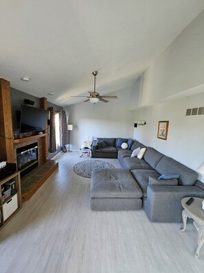 Smart-TV, Kamin, Videospiele, Tischfußball