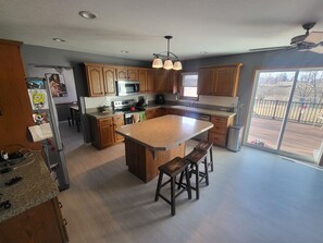 Kjøleskap, mikrobølgeovn, ovn og kokeplater