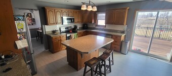 Sleeps 10, spacious home w/1 acre yard, 4 Bedrooms