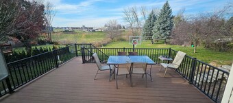 Sleeps 10, spacious home w/1 acre yard, 4 Bedrooms