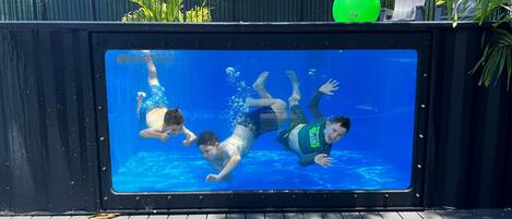 Una piscina al aire libre, una piscina climatizada