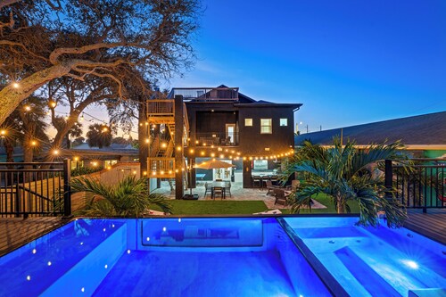 5⭐ 6BD/4BA ~ Steps to Beach Shipping Container Pool w ~ Game Rm ~Summer Kitchen