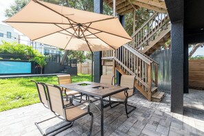 Outdoor dining - 5⭐ 6BD/4BA ~ Steps to Beach Shipping Container Pool w ~ Game Rm ~Summer Kitchen (Cocoa Beach)