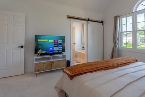 4 bedrooms, desk, iron/ironing board, travel crib