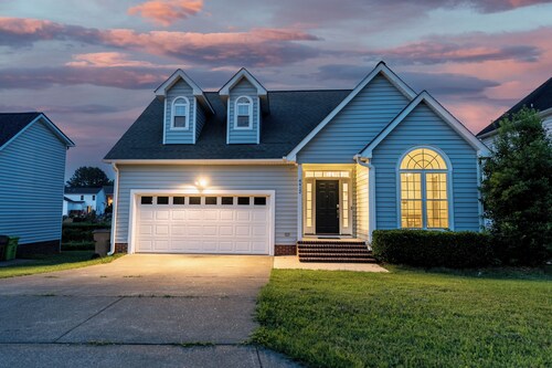 Cozy 4-bedroom Raleigh Retreat. Home Theater. Furnished Deck. 15 min to Downtown