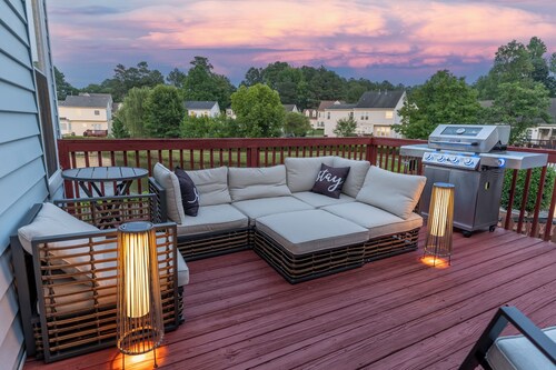 Cozy 4-bedroom Raleigh Retreat. Home Theater. Furnished Deck. 15 min to Downtown