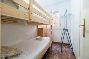 1 dormitori, planxa i posts de planxar, un bressol de viatge i wifi 