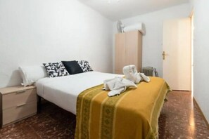 1 chambre, fer et planche à repasser, lit parapluie, Wi-Fi