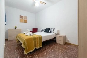 1 habitación, tabla de planchar con plancha, cuna de viaje y wifi