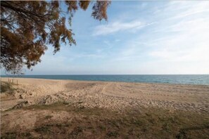 Nær stranden og strandhåndklær