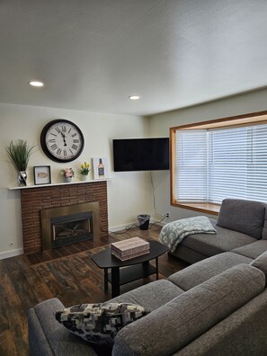 Smart TV, fireplace - Spacious 3 Bed Home Near Beach (Des Moines)