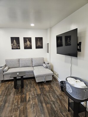 Smart TV, fireplace - Spacious 3 Bed Home Near Beach (Des Moines)