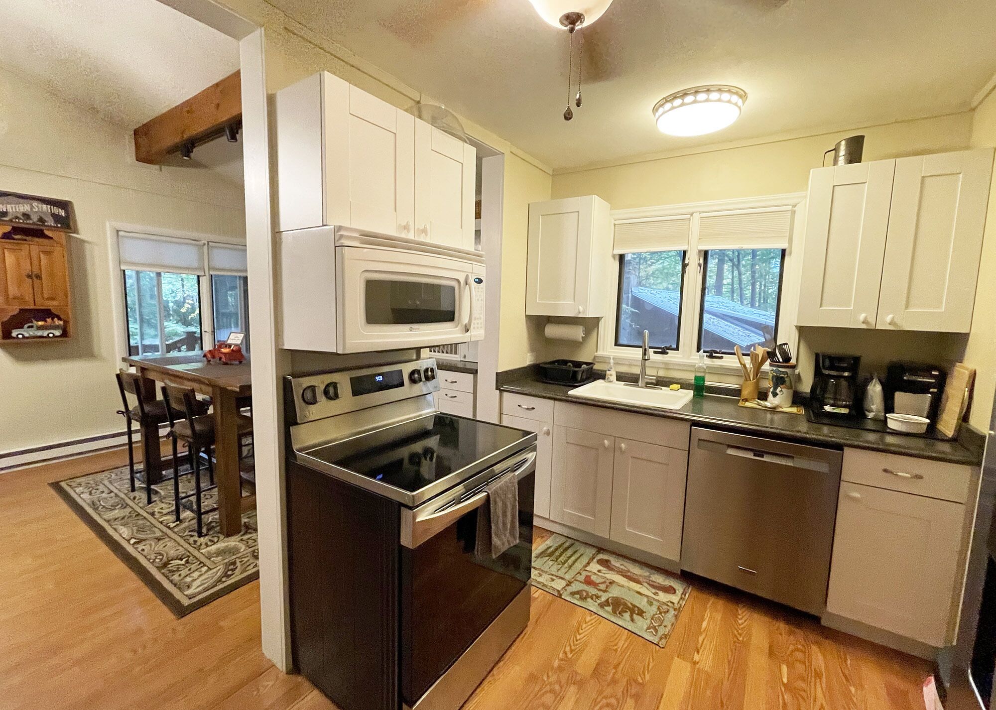 Cozy Creekside Serenity – Easy Access!