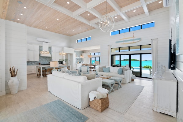 Een smart-tv, boeken en een stereo