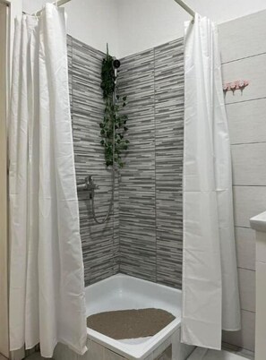 Shower, hair dryer, bidet, towels - The   Nest (Mostar)