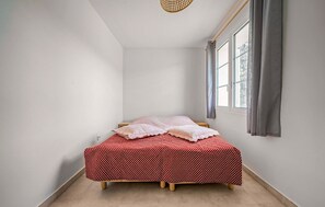 3 bedrooms, free WiFi, bed sheets - 3 bedroom nice home in Mouriès (Mouriès)