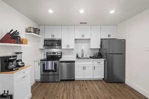 Kylskåp, mikrovågsugn, ugn och spishäll