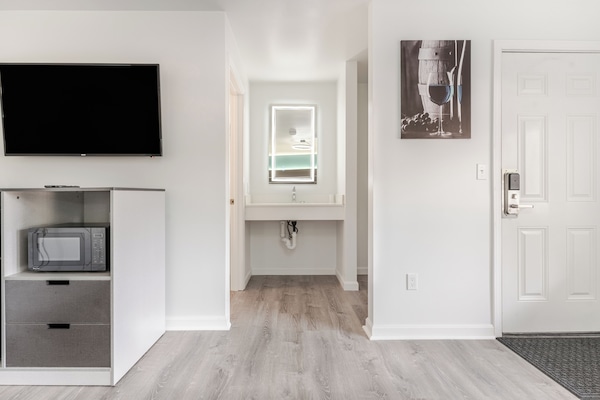 Classic Single Room, 1 Queen Bed, Non Smoking, Ground Floor | Room amenity