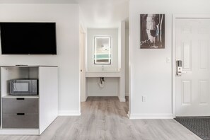 Classic Single Room, 1 Queen Bed, Non Smoking, Ground Floor | Room amenity