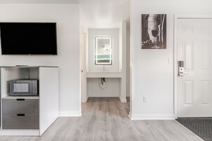 Classic Single Room, 1 Queen Bed, Non Smoking, Ground Floor | Room amenity