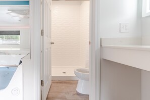 Executive Studio Suite, 1 King Bed, Non Smoking, Ground Floor | Bathroom