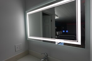 Suite estudio ejecutiva, 1 cama King size, para no fumadores, planta baja | Baño | Regadera, secadora de cabello, toallas, jabón 