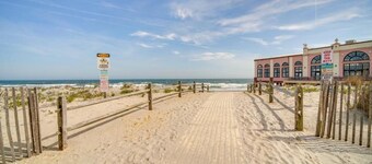 Surfside Serenity: Epic Modern Retreat for 14 in Downtown Ocean City