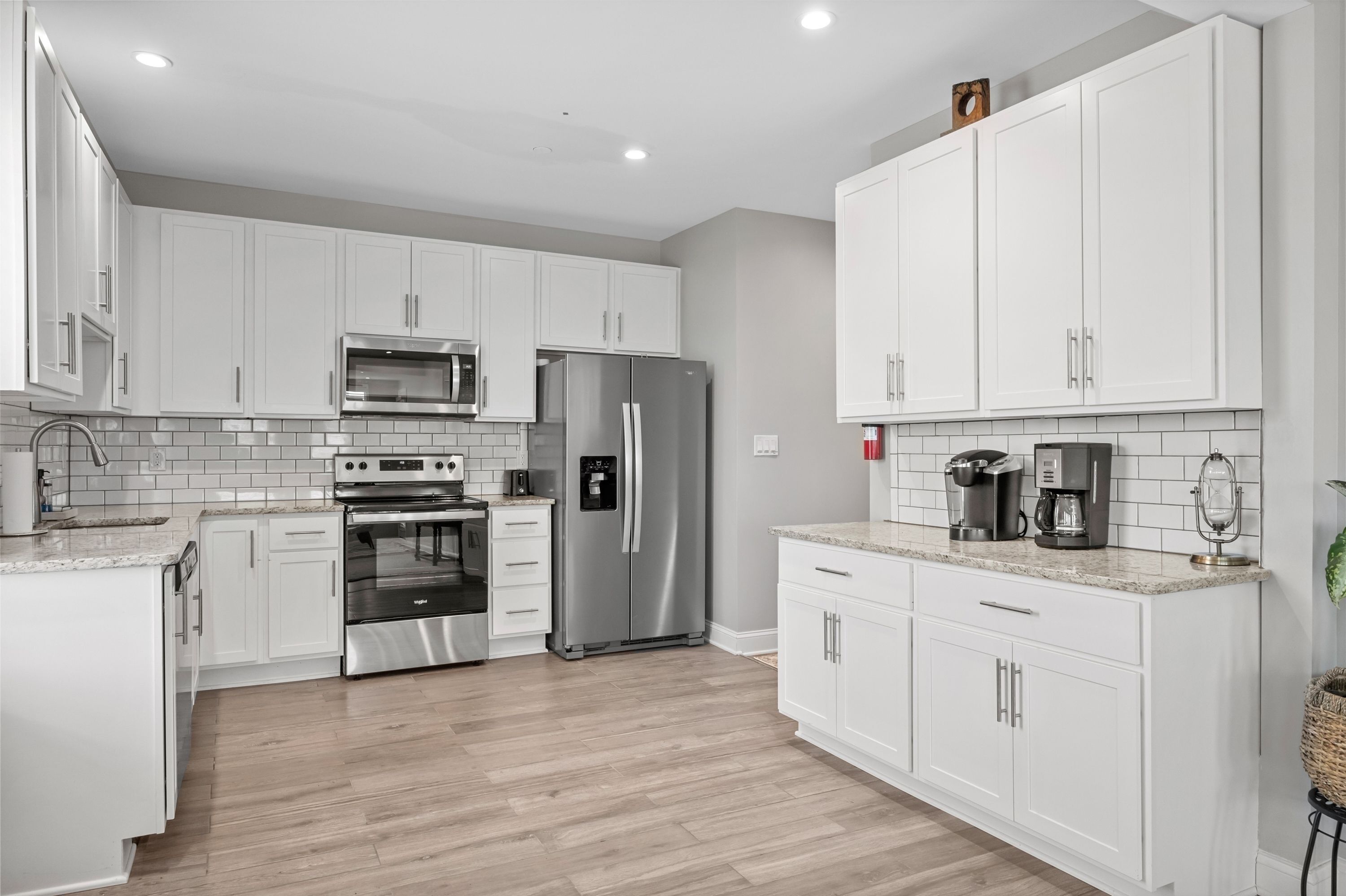 Surfside Serenity: Epic Modern Retreat for 14 in Downtown Ocean City