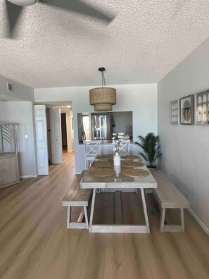 Dining - Direct Beachfront 3BR | Gulf-View Pool | Madeira (Madeira Beach)